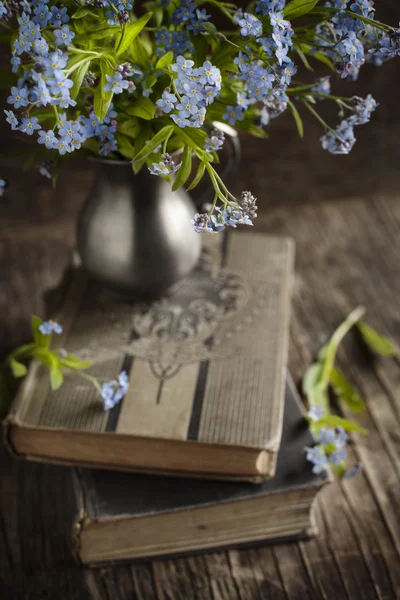 Libros antiguos y flores azules de verano. Imagen tonificada. Pequeña profundidad — Foto de Stock