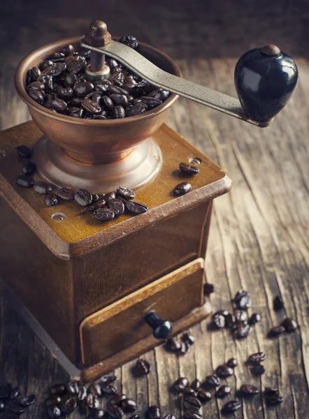 Старую кофемолку с кофейными зернами — стоковое фото