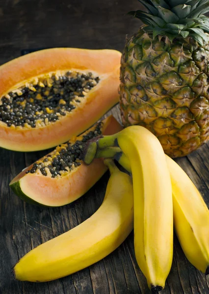 Frutas tropicales. Plátanos, papaya y piña — Foto de Stock