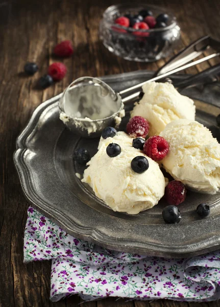 Vanilla ice cream with berries — Stock Photo, Image