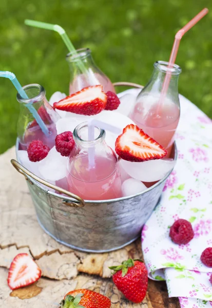 Lemonade with raspberry. Selective focus — Stock Photo, Image