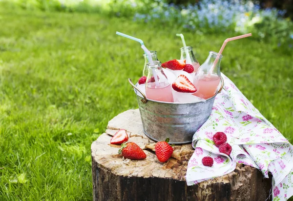 Limonada com framboesa. Foco seletivo — Fotografia de Stock