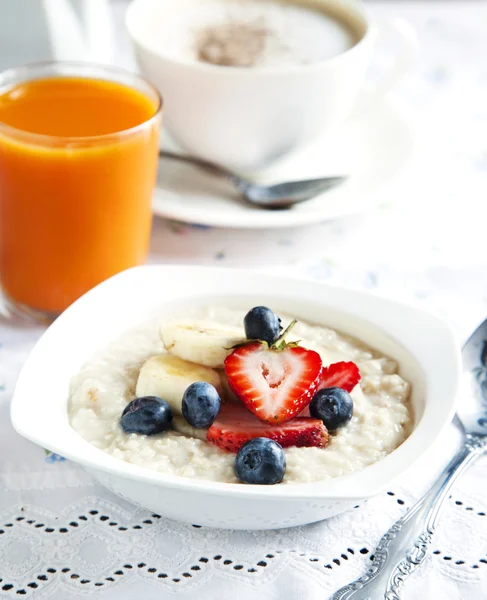 오트밀과 딸기를 곁들인 건강 한 아침 식사 — 스톡 사진