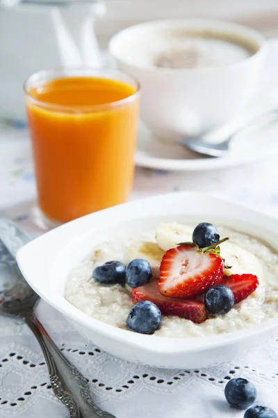 Colazione sana con farina d'avena e bacche — Foto Stock