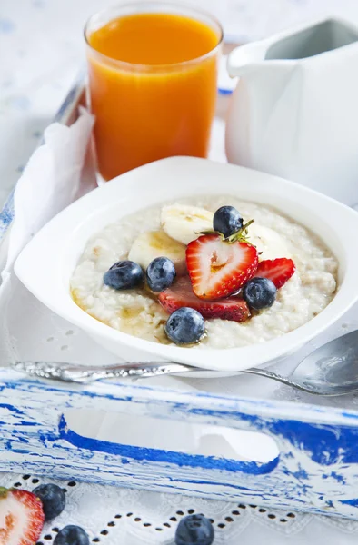 Gesundes Frühstück mit Haferflocken und Beeren — Stockfoto