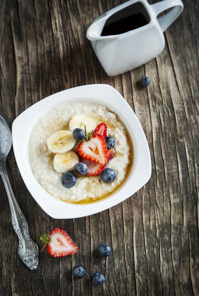 Desayuno saludable con harina de avena, jarabe de arce y bayas —  Fotos de Stock