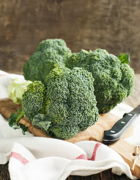 Verse broccoli op houten plank — Stockfoto