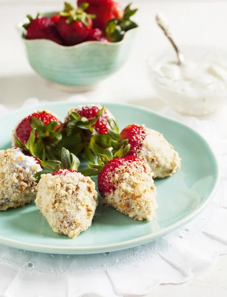 Fresh strawberry coated in yogurt and cookies crumble — Stock Photo, Image