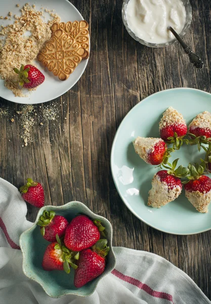 Verse aardbeien bedekt met yoghurt en cookies crumble — Stockfoto