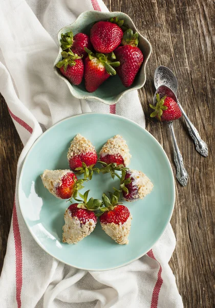 Fresh strawberry coated in yogurt and cookies crumble — Stock Photo, Image