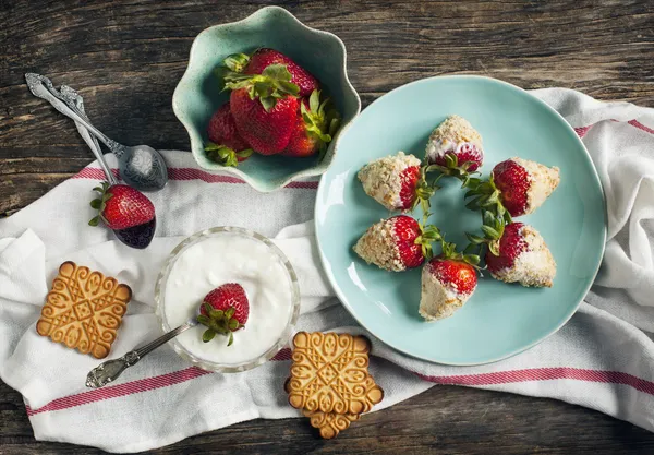 Fresh strawberry coated in yogurt and cookies crumble — Stock Photo, Image
