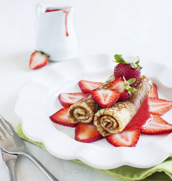 Crepes with fresh strawberry and strawberry sauce — Stock Photo, Image