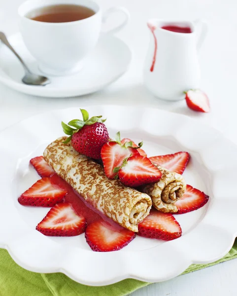 Crepes with fresh strawberry and strawberry sauce — Stock Photo, Image