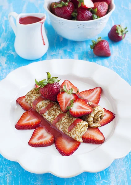 Crepes with fresh strawberry and strawberry sauce — Stock Photo, Image