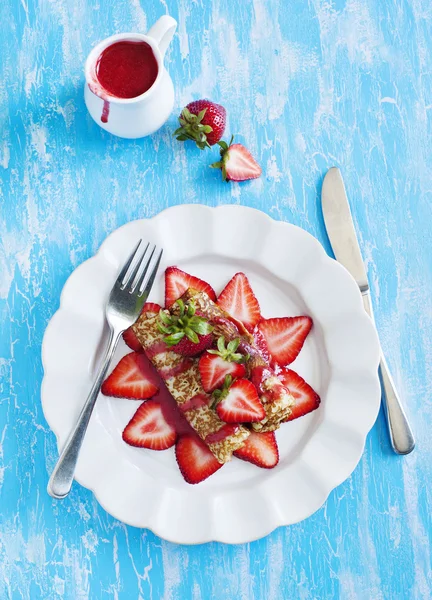 Crepes with fresh strawberry and strawberry sauce — Stock Photo, Image