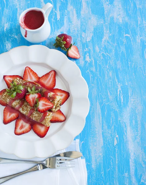 Crêpes mit frischer Erdbeer-Erdbeer-Sauce — Stockfoto