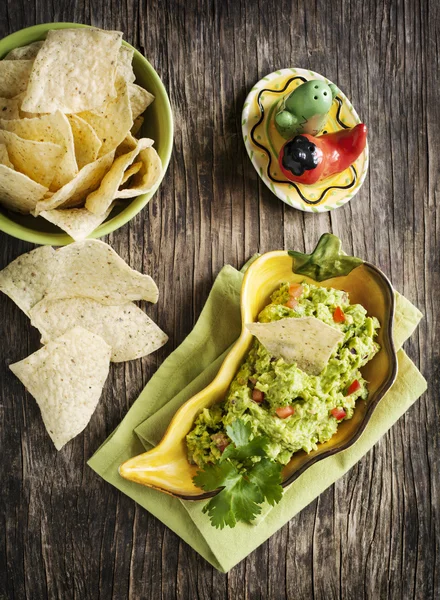 Guacamole segar dengan jagung tortilla chip — Stok Foto