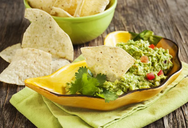 Fresh guacamole with corn tortilla chips — Stock Photo, Image