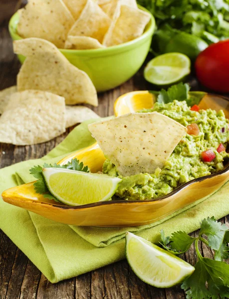 Fresh guacamole with corn tortilla chips — Stock Photo, Image