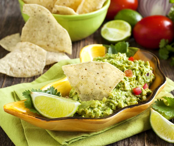 Friss guacamole kukorica tortilla chips — Stock Fotó