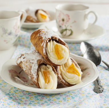 Sicilyalı cannoli ile portakal. tipik Sicilya pasta