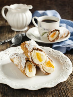 Sicilyalı cannoli ile portakal. tipik Sicilya pasta
