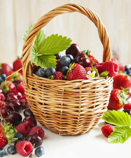 Assortiment van verse bessen van de zomer in de mand — Stockfoto