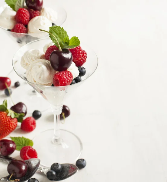 White chocolate mousse with berries and meringue — Stock Photo, Image