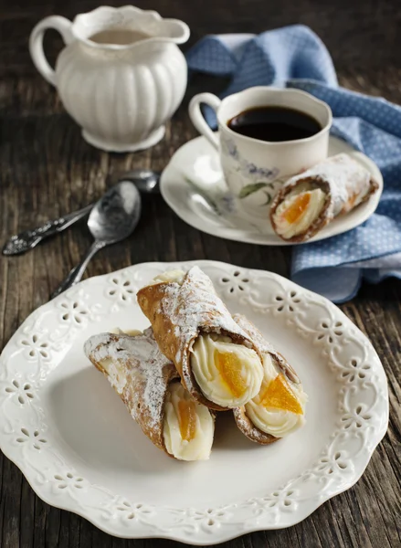 Cannoli siciliani all'arancia. Pasticceria tipica siciliana — Foto Stock