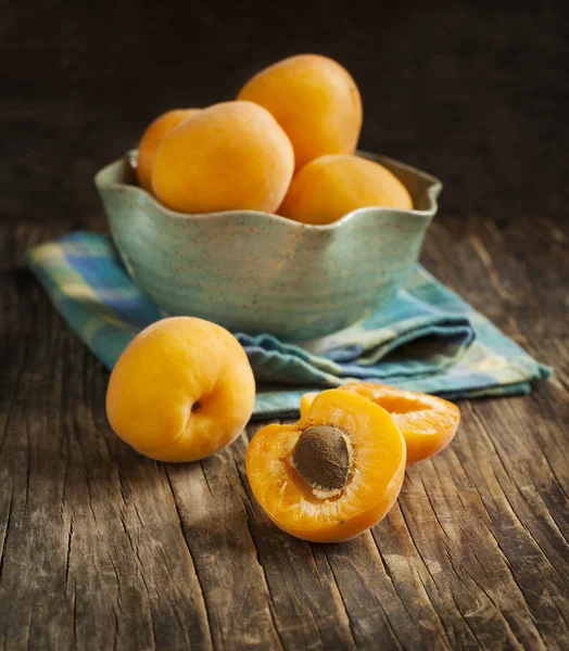 Ferske aprikoser på trebord – stockfoto