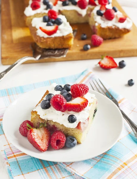 Cornmeal-berry sheet cake — Stock Photo, Image