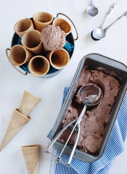 华夫格锥中的巧克力冰淇凌。 — 图库照片