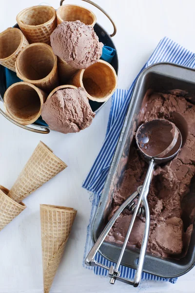 Čokoládová zmrzlina, oplatka hlávky — Stock fotografie