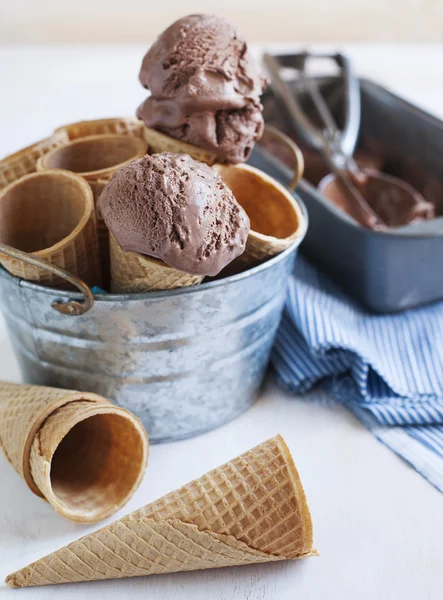 Çikolatalı dondurma waffle koni içinde — Stok fotoğraf
