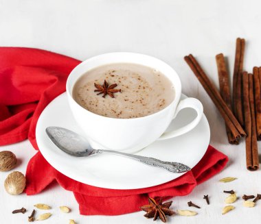 Geleneksel Hint çayı, Masala çayı. Baharatlı çay, sütlü ve baharatlı..