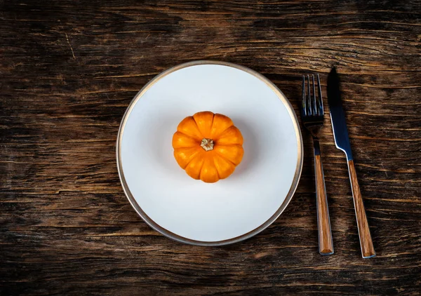 Herfsttafel Met Bord Pompoen Houten Ondergrond Bovenaanzicht Rechtenvrije Stockafbeeldingen