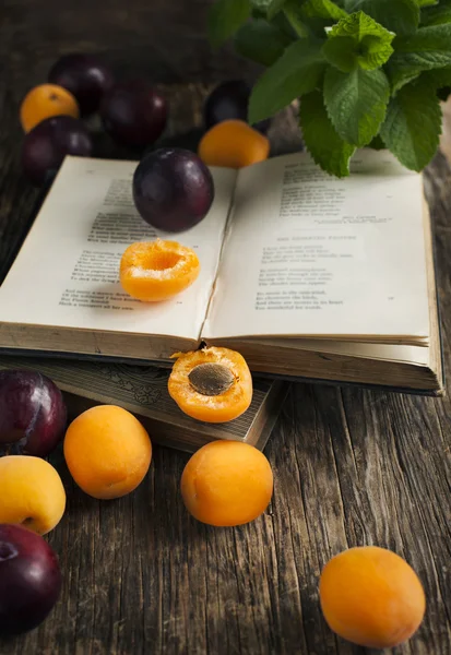 Bodegón con frutas frescas y libros antiguos — Foto de Stock