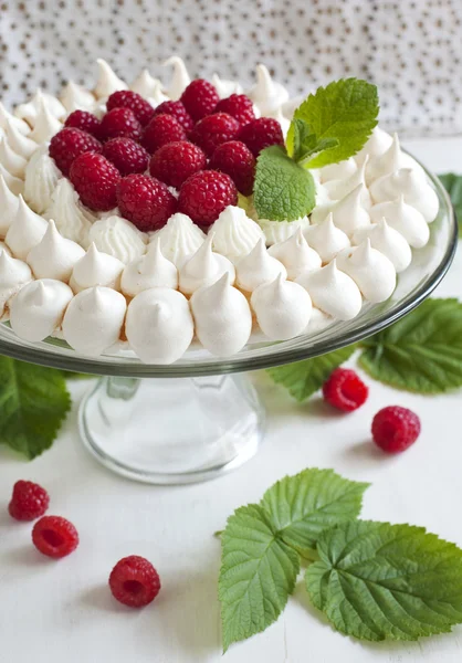 Pastel de merengue con frambuesas — Foto de Stock