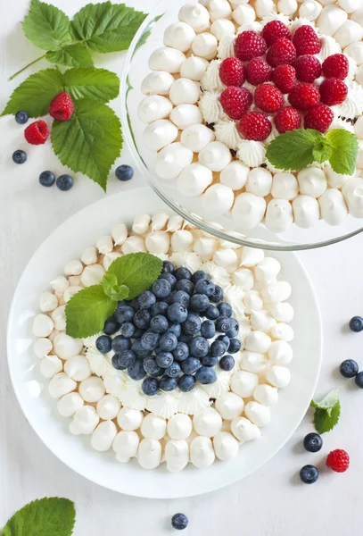 Pasteles de merengue con arándanos y frambuesas —  Fotos de Stock