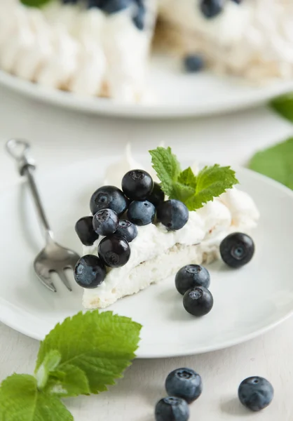 Meringue cake with blueberries — Stock Photo, Image