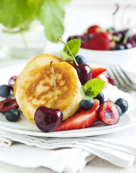 Homemade pancakes with fresh fruits salad and yogurt — Stock Photo, Image