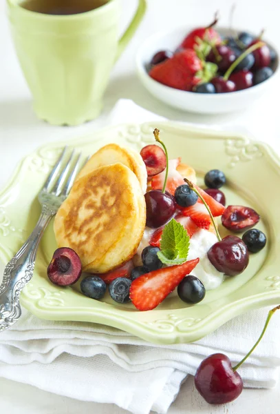 Homemade pancakes with fresh fruits salad and yogurt — Stock Photo, Image