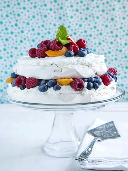 Pastel de merengue con bayas frescas. Tarta de Pavlova —  Fotos de Stock
