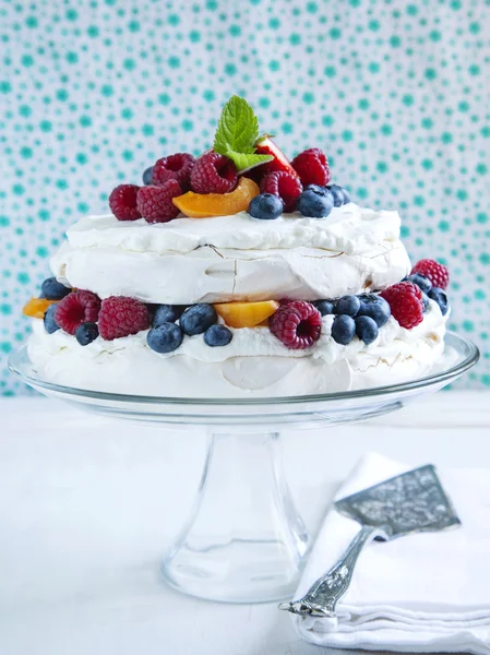 Meringue kage med friske bær. Pavlova kage - Stock-foto