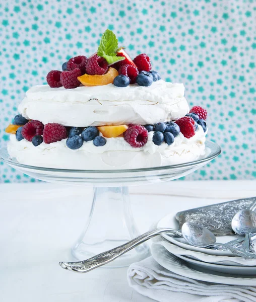 Pastel de merengue con bayas frescas. Tarta de Pavlova — Foto de Stock