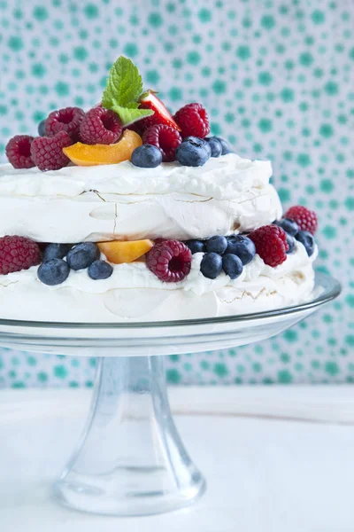 新鮮なベリーとメレンゲのケーキ。パヴロワ ケーキ — ストック写真