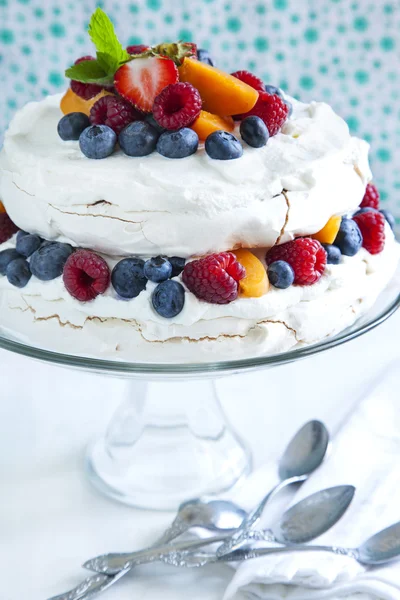 Baiser-Kuchen mit frischen Beeren. Pavlova-Kuchen — Stockfoto