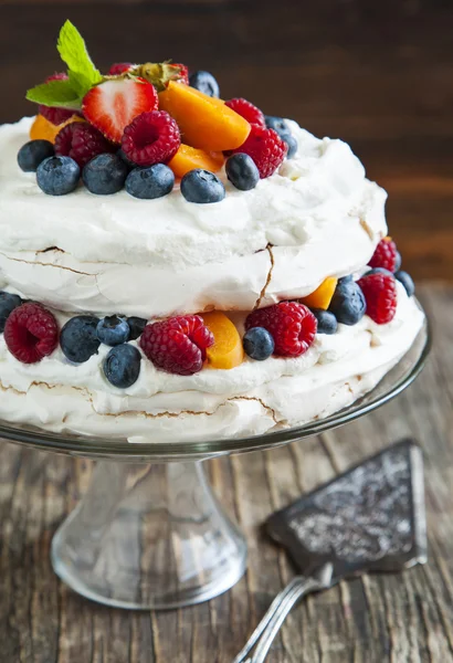 Meringue cake with fresh berries. Pavlova cake — Stock Photo, Image