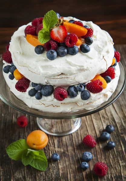 Habcsók torta friss bogyós gyümölcsök. Pavlova torta — Stock Fotó