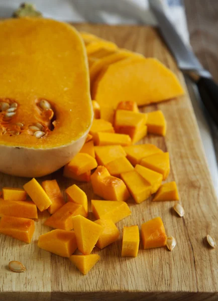 Trozos de calabaza en la tabla de cortar —  Fotos de Stock